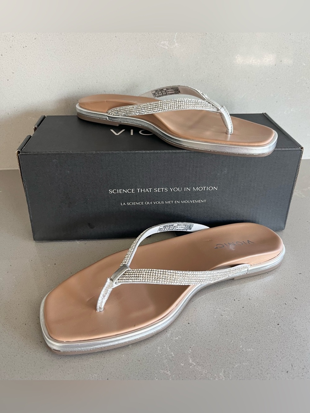 Vionic Vista Shine Flip Flop Sandals Womens Size 8.5 Silver Metallic